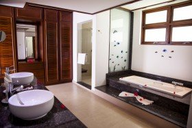 Deluxe Beachfront Room (68 m2)